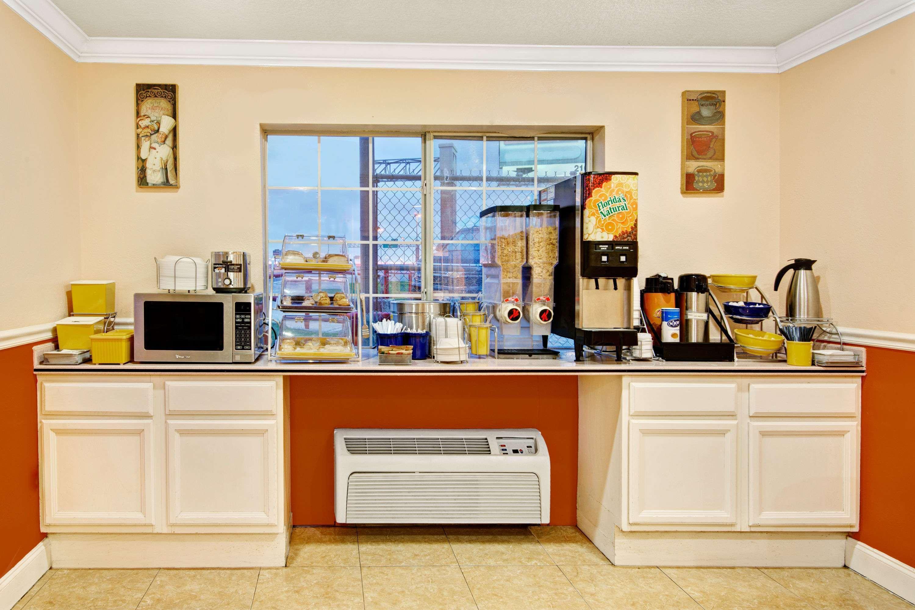 Days Inn By Wyndham San Antonio Airport Εξωτερικό φωτογραφία